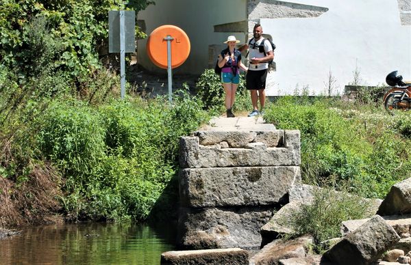 Pessoas em ponte caída