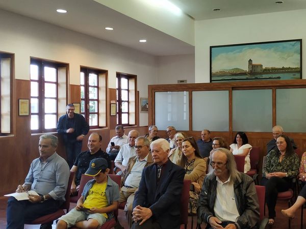 grupo de pessoas sentadas numa sala