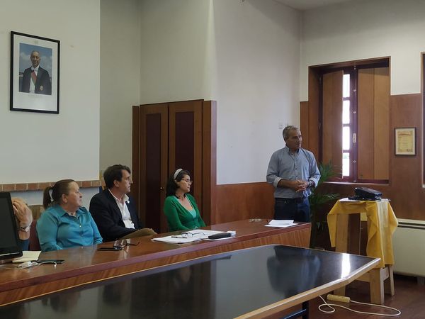 pessoa a falar em frente a uma audiência