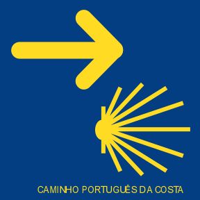Sinalética do Caminho de Santiago: uma seta amarela, uma vieira de Santiago e o texto "Caminho Português da Costa"
