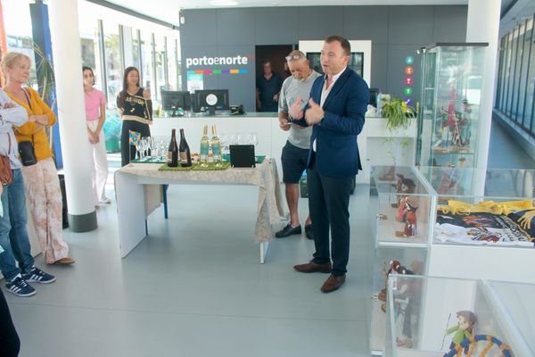 uma pessoa a falar rodeada de pessoas a ver