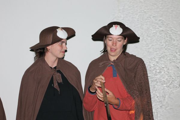 duas peregrinas com um cajado na mão