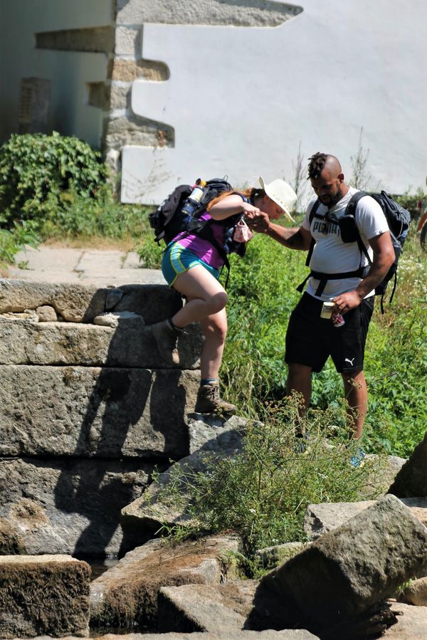 Pessoas a descer ponte caída
